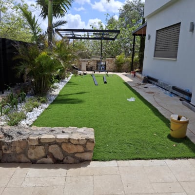 דשא סינתטי, עציצים, דלי צהוב, צינור השקיה