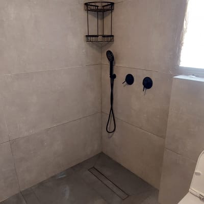 שיפוץ חדר אמבטיה עם מקלחון חדש וברזים שחורים