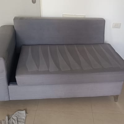 ספה אפורה עם סימני ניקוי על הרצפה