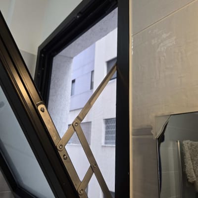 חלון אלומיניום פתוח עם מנגנון צירים