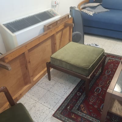 כרית ירוקה על כיסא עץ ליד מזגן