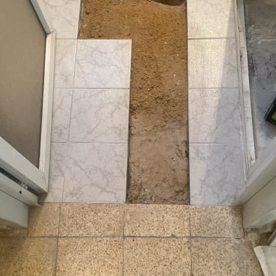 רצפה עם אריחים מוסרים ותעלת ניקוז