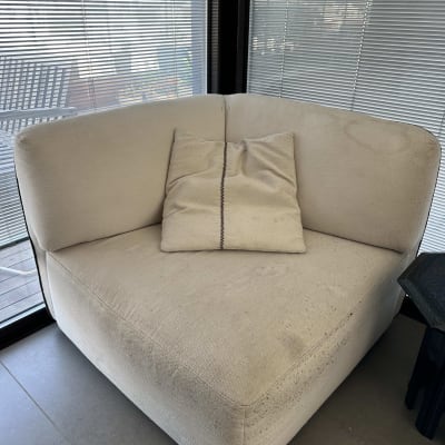 ספה בהירה עם כתמים ולכלוך