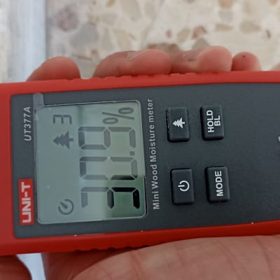 מד לחות דיגיטלי מוצג על קיר עם תוצאה 79%