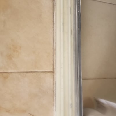 מסגרת חלון עם תריסים