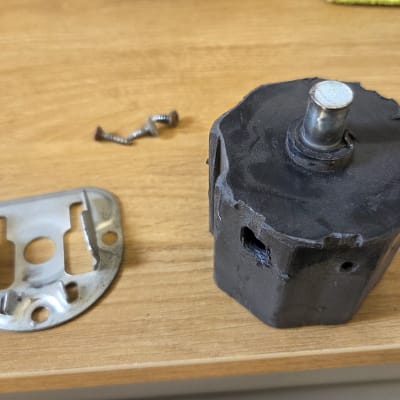 חלקי תריסים על שולחן עץ