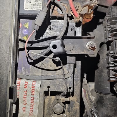 מצבר רכב עם חיבורים וכבלים חשמליים