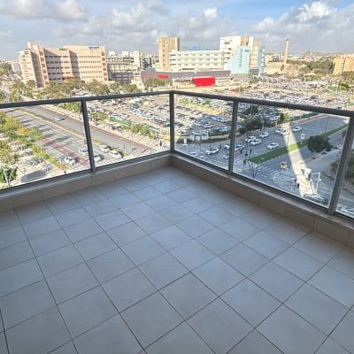 מרפסת נקייה עם נוף לעיר