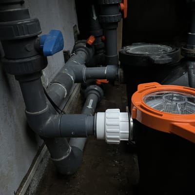 צנרת ומסננים במערכת תחזוקת בריכה