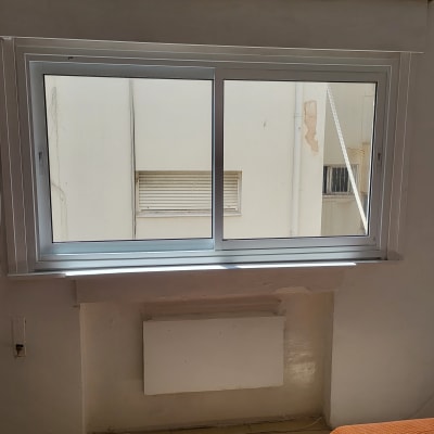 חלון אלומיניום עם מסגרת לבנה