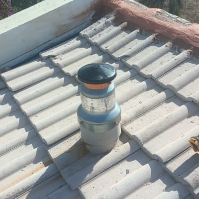 צינור אוורור על גג רעפים