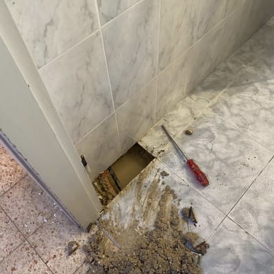 חפירה בקיר עם כלי עבודה, עבודת אינסטלציה