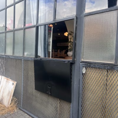 חלון זכוכית גדול עם מסגרת מתכת