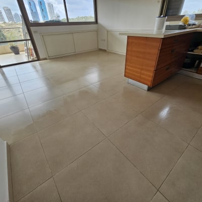 רצפה נקייה ומבריקה במטבח עם ארונות עץ