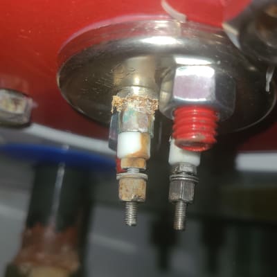 חיבורים חלודים על דוד שמש עם ברגים ואומים