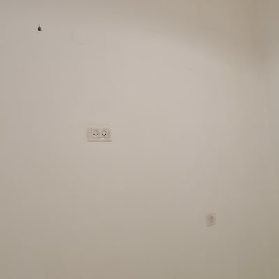 שקעי חשמל על קיר לבן בחדר