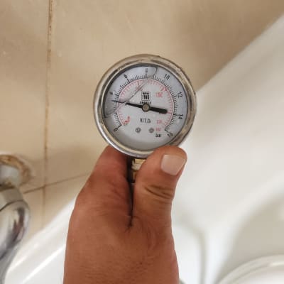 מד לחץ מים מוחזק ביד לבדיקה