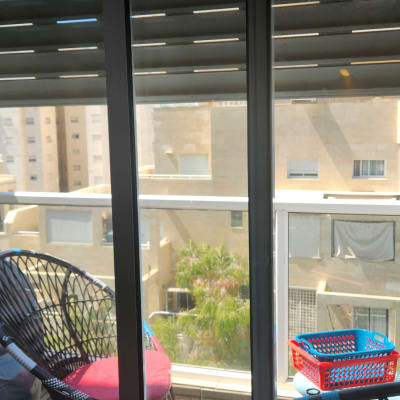 תריס גלילה בחלון הזזה גדול הפונה למרפסת