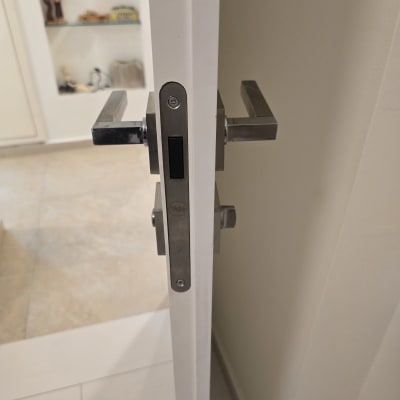 מנעול דלת מתכת עם ידיות כסופות