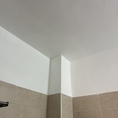 חיבור אטום בין קיר אריחים לתקרה לבנה