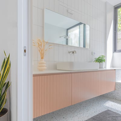 חדר אמבטיה עם כיור מודרני ומראה גדולה