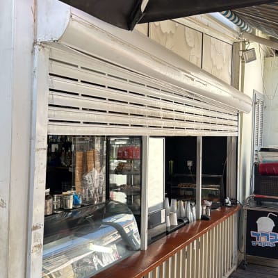 דוכן עם חלון תצוגה ומוצרים שונים