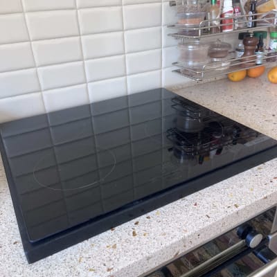 כיריים על משטח שיש במטבח עם מדף תבלינים