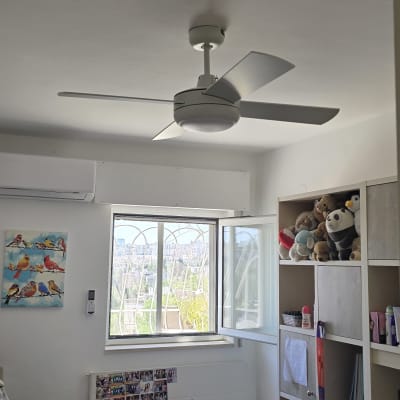 מאוורר תקרה לבן מותקן בחדר שינה