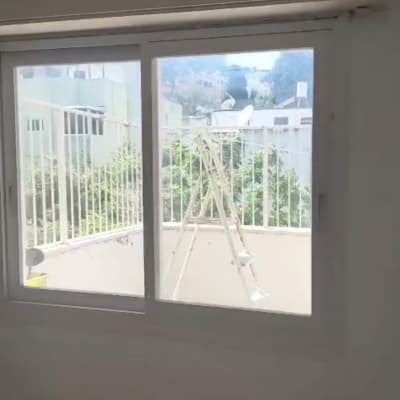 חלון עם נוף חיצוני וסולם במרפסת