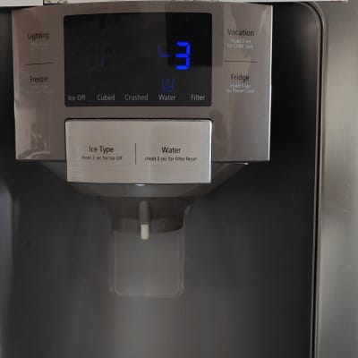 מקרר עם תצוגת מים וקרח