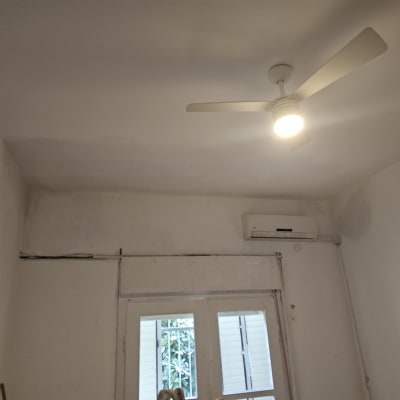 קיר צבוע בלבן עם סימני תיקון צבע