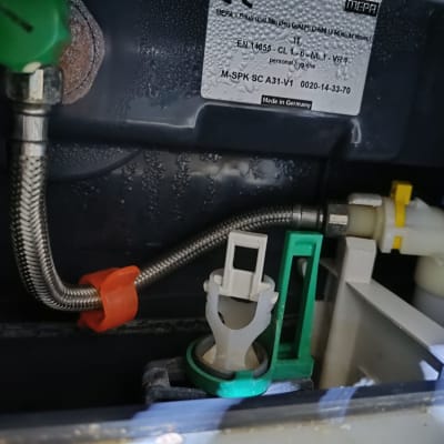 צינור מתכת מחובר למערכת אינסטלציה עם מחברים צבעוניים