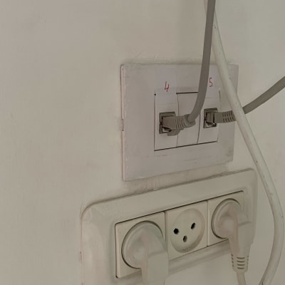 שני כבלי רשת מחוברים לשקעים על הקיר