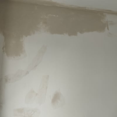 קיר עם תיקוני טיח וצביעה חלקית