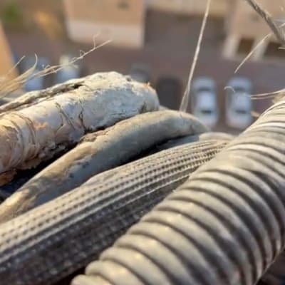 צינורות גומי ישנים עם חוטים קרועים