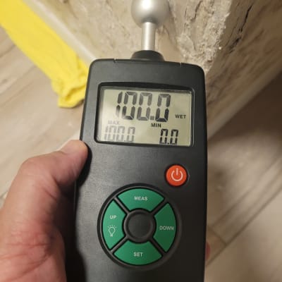 מד לחות דיגיטלי מציג קריאה של 100.0