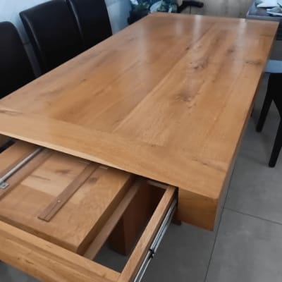 שולחן עץ עם מגירה פתוחה בחדר ישיבות