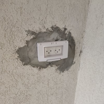 שקע חשמלי מותקן בקיר