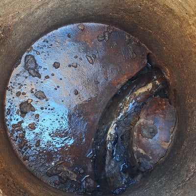 פנים צינור מתכת עם חלודה ולכלוך