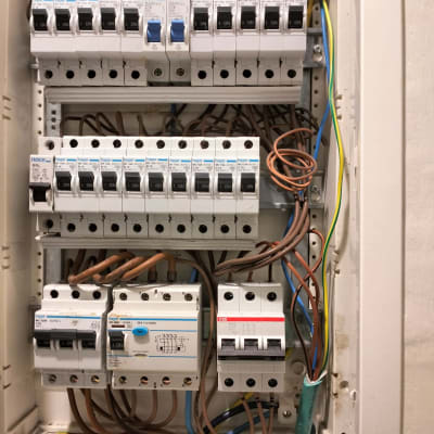 לוח חשמל עם מפסקים וחוטים חשמליים