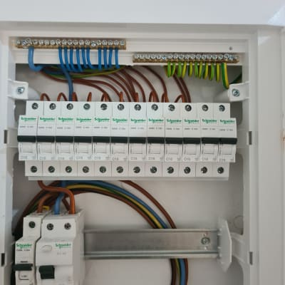 לוח חשמל עם חוטים ומפסקים של שניידר אלקטריק