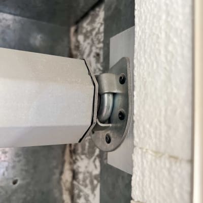 חיבור תריס מתכת לקיר עם ברגים