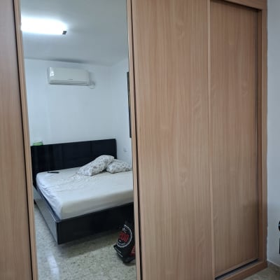 ארון בגדים עם דלתות הזזה ומראה בחדר שינה