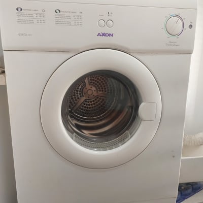 מייבש כביסה לבן עם כפתורי שליטה ותצוגה