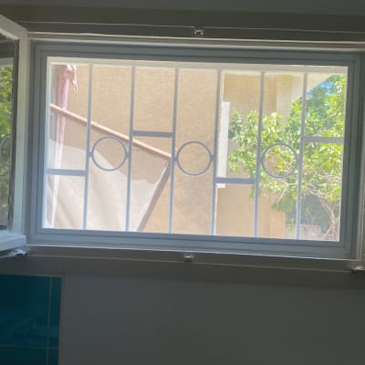 חלון עם מסגרת אלומיניום וסורגים