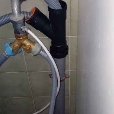 חיבורי צנרת, הזנת מים וניקוז מתחת לכיור