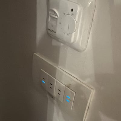 מתגי חשמל על קיר עם תאורה כחולה