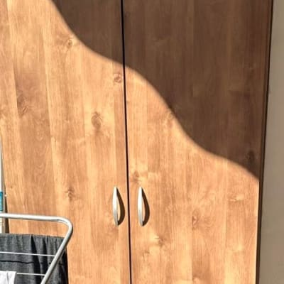 ארון עץ עם מתלה בגדים לידו