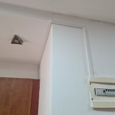 לוח חשמל עם מפסקים על קיר לבן