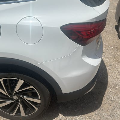 חלק אחורי של רכב לבן עם פנס אחורי